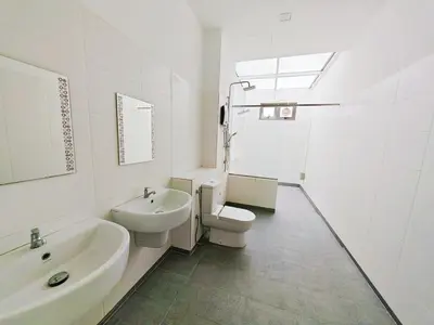 a white bathroom with a sink and a toilet at 2a\u8c6a\u534e\u4e09\u5c42\u6392\u5c4b6\u623f6\u6d74\u5ba4\u5bb6\u5ead\u805a\u4f1a\u7ed3\u5a5a\u751f\u65e5USM\u69df\u5a01\u5927\u6865SPICE\u4f1a\u5c55\u4e2d\u5fc3\u4e54\u6cbb\u5e02 in Gelugor
