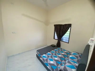 a bedroom with a bed and a window at Nabilah Homestay Labuh Banting in Kepala Batas