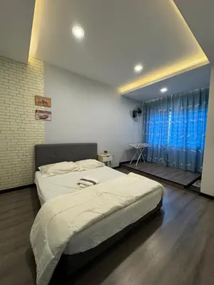 a bedroom with a large bed and a window at AYAAN COMFY PRIMA HOMESTAY FREE WiFi in Tanah Rata