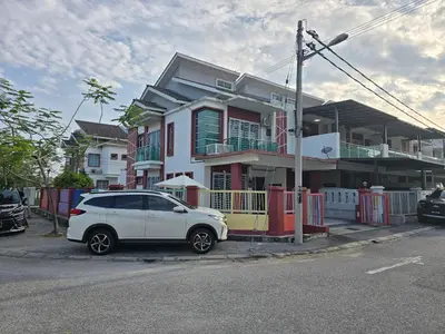 a white car parked in front of a house at HOMESTAY KLeMERU E POH in Chemor