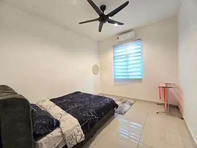 a bedroom with a bed and a ceiling fan at HOMESTAY KLeMERU E POH in Chemor
