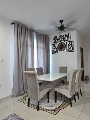 a dining room with a table and chairs at HOMESTAY KLeMERU E POH in Chemor