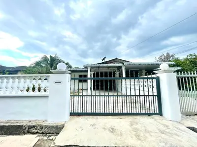 a white fence in front of a house at CozySukun40#6pax#Netflix#NearIconCity#BukitMertajam in Bukit Mertajam