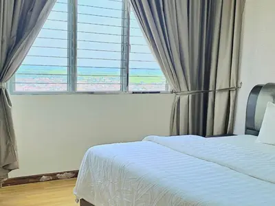 a bedroom with a bed and a large window at 14\u697c\u53cc\u5c42\u7a7a\u4e2d\u522b\u5885 Double Storey Penthouse Spacious Common Space for Gathering in Sekincan