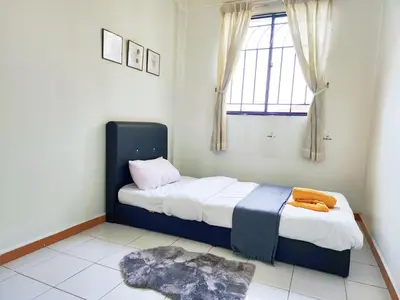 a bedroom with a bed and a window at Klang Prima Bayu Apartment, Taman Bayu Perdana, 42000 Klang in Gua Sai