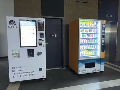 a vending machine is next to a drink cooler at Breezy Urban 6pax SeaView InfinityPool Georgetown in George Town