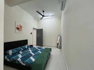 a bedroom with a bed and a ceiling fan at TemuHomestay in Kamunting