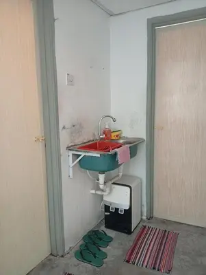 a sink in the corner of a room at Bajet Homestay - Teratak Singgah in Seri Iskandar