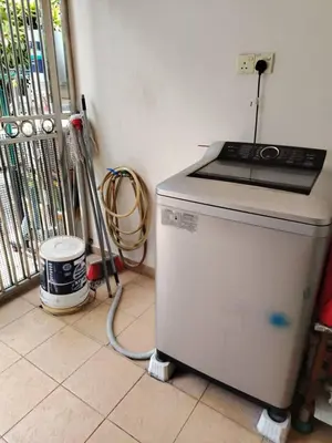 a washing machine in a room with at \u660e\u56fd\u6c11\u5bbf in Gua Sai