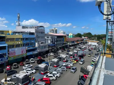 a busy city street filled with lots of cars at \u5343\u5c9b\u7f8e\u4eba\u9c7c\u9152\u5e97 in Gua Sai
