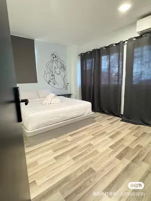 a bedroom with a bed and a wooden floor at \u5343\u5c9b\u7f8e\u4eba\u9c7c\u9152\u5e97 in Gua Sai