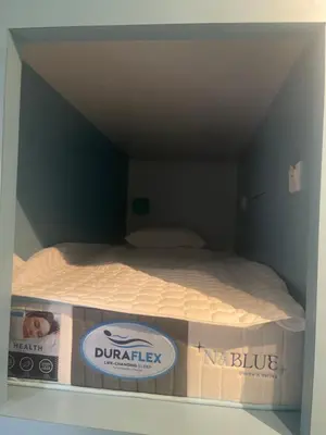 a bed in a box in a room at \u5343\u5c9b\u7f8e\u4eba\u9c7c\u9152\u5e97 in Gua Sai