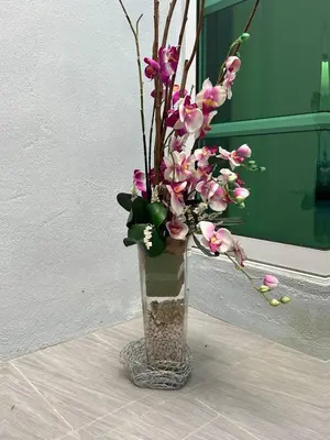 a vase filled with pink flowers sitting on a table at Seri Hayzar Homestay in Gua Sai