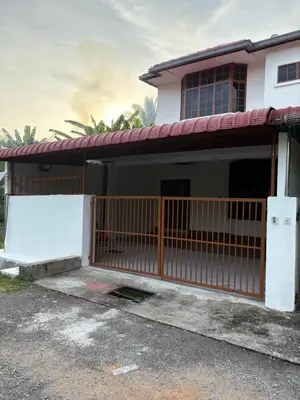 a house with a gate in front of it at Bidor Homestay in Bidur