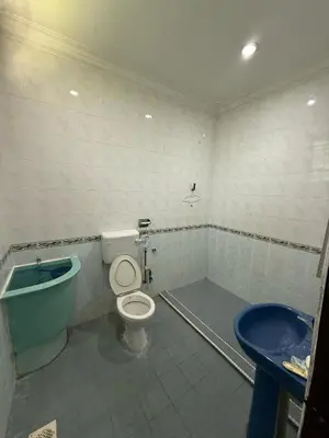 a bathroom with a tub and a toilet and a sink at Homestay Maahad Tahfiz Kemukjizatan Al-Quran in Gerik