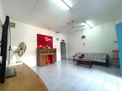 a living room with a couch and a table at Wenya Elegant Homestay \u5927\u4e38\u6587\u96c5\u540d\u5bbf in Pangkor
