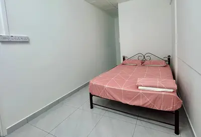 a small bedroom with a pink bed in a room at Wenya Elegant Homestay \u5927\u4e38\u6587\u96c5\u540d\u5bbf in Pangkor