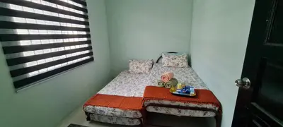 a small bed in a room with a window at Ruma Inn Homestay Perlis in Gua Sai
