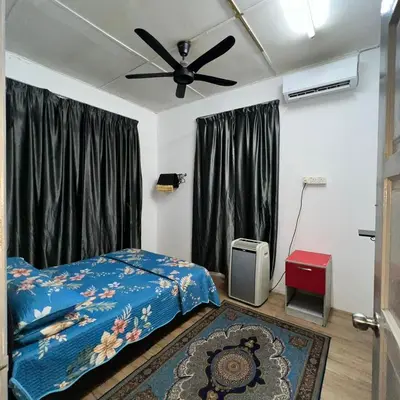 a bedroom with a bed and a ceiling fan at RZ HOMESTAY With WiFi in Sungai Siput