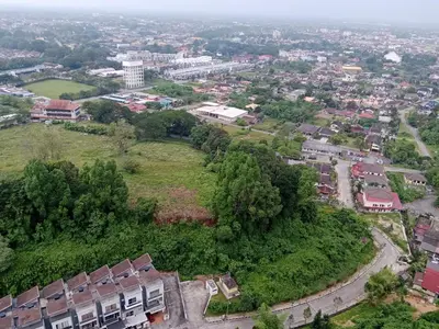 an overhead view of a city with houses and trees at Skyline Nest Crystal Creek in Taiping