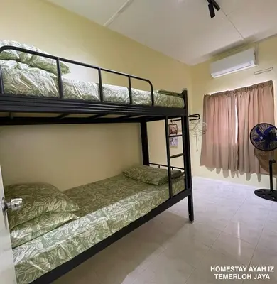 a bedroom with two bunk beds in a room at Homestay Ayah Iz Temerloh Jaya in Gua Sai