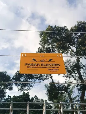 a sign that reads paparazzi elephantigunigunigunigun at Villa Atok Opah in Teluk Intan