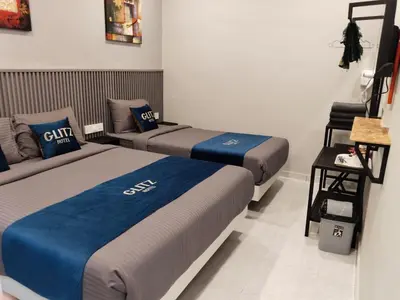 a room with two beds in a room at Glitz Hotel in Brinchang