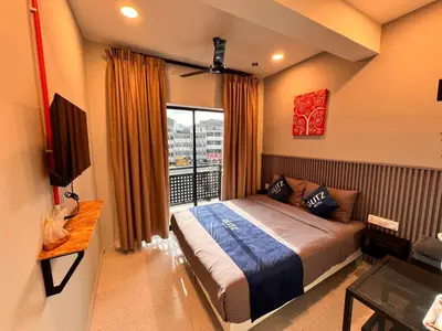 a bedroom with a large bed and a window at Glitz Hotel in Brinchang