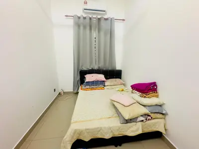 a room with a bed with blankets and pillows at homestay juliana rinching tengah in Gua Sai
