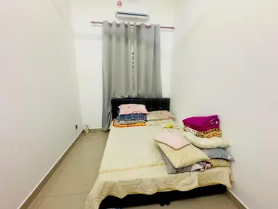 a room with a bed with blankets and pillows at homestay juliana rinching tengah in Gua Sai