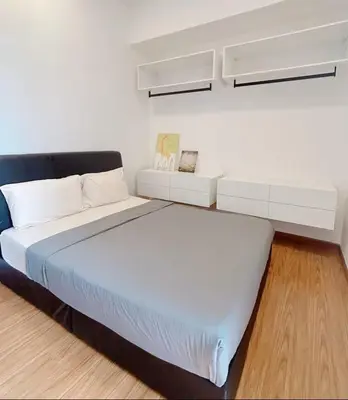 a bedroom with a large white bed in a room at Beacon #2BR FamilyStay #22Georgetown in George Town