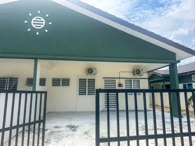 a house with a green roof at Hana Homestay Seri Iskandar in Seri Iskandar