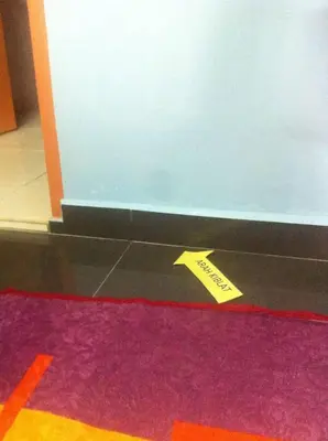 a yellow tag on the floor of a room at Homestay bonda tanjung malim in Kampong Keteyong
