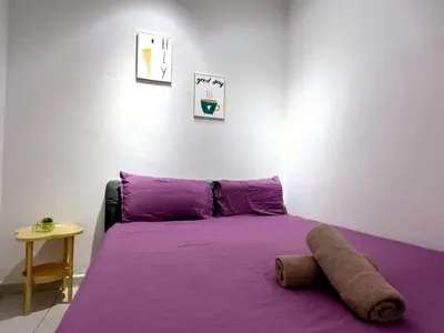 a purple bed in a room with a table at Vintage Comfort 3Bedroom Haus in Lunas
