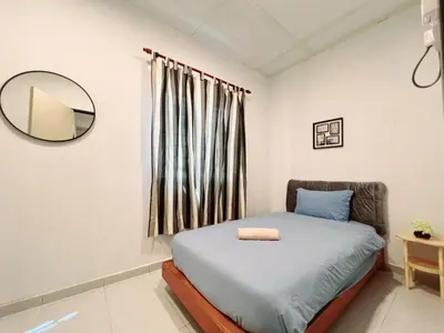 a small bedroom with a bed and a mirror at Vintage Comfort 3Bedroom Haus in Lunas