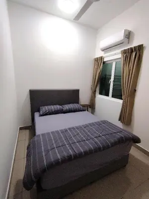 a bedroom with a bed and a window at \u98ce\u4e4b\u5c45\u6c11\u5bbf Windstay in Raub