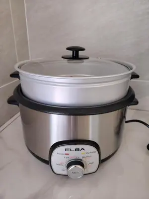 a slow cooker sitting on top of a kitchen counter at \u98ce\u4e4b\u5c45\u6c11\u5bbf Windstay in Raub