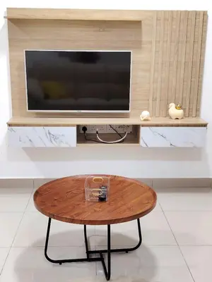 a tv on a shelf with a coffee table at \u98ce\u4e4b\u5c45\u6c11\u5bbf Windstay in Raub