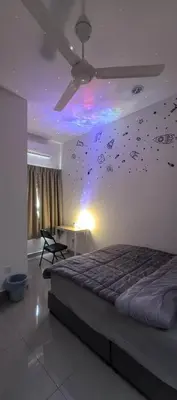 a bedroom with a bed and a ceiling with butterflies on the wall at \u98ce\u4e4b\u5c45\u6c11\u5bbf Windstay in Raub