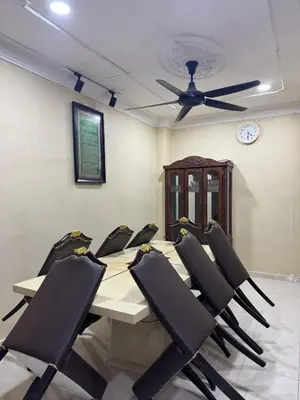 a conference room with a table and a ceiling fan at Homestay NIA Chukai in Gua Sai