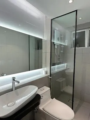 a bathroom with a toilet and a sink and a shower at Tanah Rata Cameron Jaya cottage has plenty of hot water, a spacious living room in Tanah Rata