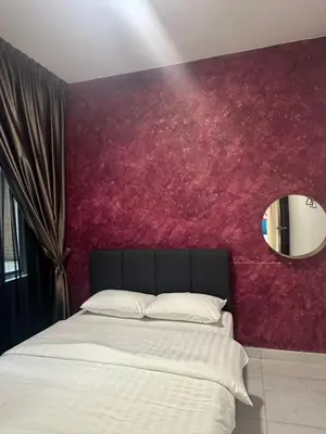 a bedroom with a purple wall with a bed and a mirror at Adik Aisyah homestay quintet 7-2 in Tanah Rata