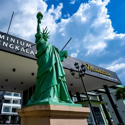 the statue of liberty in front of a building at Bern's Homestay Manhattan Condo, Ipoh-GROUND FLOOR, POOLSIDE, FREE PARKING and WiFi in Ipoh