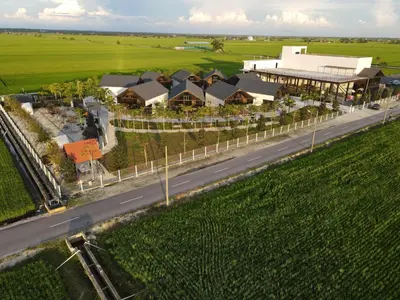 an overhead view of a road next to a house at MI LE GARDEN Chalet in Sekincan