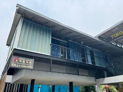 a building with a balcony on the side of it at Ting Brother Sg Klah Inn in Sungkai