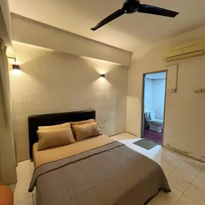 a bedroom with a bed and a ceiling fan at Batu Ferringhi Sri Sayang in Batu Ferringhi