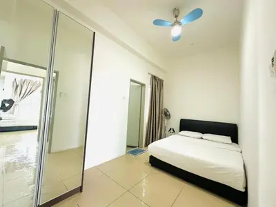 a bedroom with a bed and a ceiling fan at Homestay Golden Hills in Brinchang