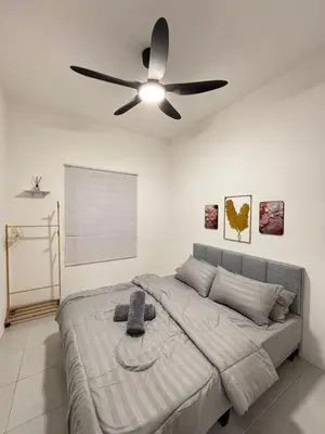 a bedroom with a bed with a ceiling fan at NAZS Homestay 4 bilik tidur 3 bilik air in Sungai Petani