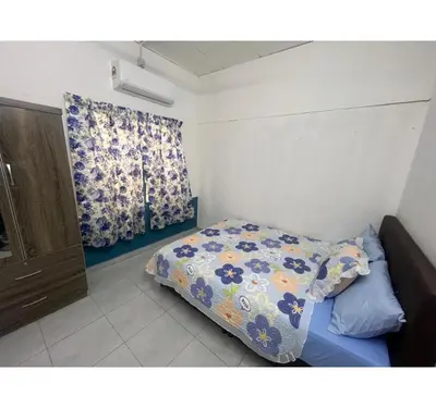 a small bedroom with a bed and a window at Capital O 91206 Homestay Pelangi Ban Pecah. (muslim Only)