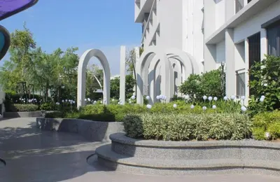 a courtyard with white flowers and a building at 22 Macalisterz 2025 Georgetown Premium \u9876\u697c\u65e0\u8fb9\u6cf3\u6c60 in George Town